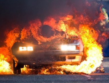 Συναγερμός στην αστυνομία: Δύο νεκροί από φωτιές σε αυτοκίνητα στη Βουλιαγμένη και το Κερατσίνι